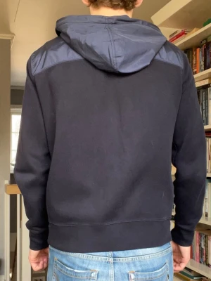 Boggi Milano zip cardigan hoodie – storlek S - Mörkblå zip hoodie från italienska märket Boggi Milano.  Stilren modell med huva och dragkedja. Perfekt som vardagsplagg eller lätt jacka.  Bra skick.  Storlek S.  Nypris runt 2699 kr.