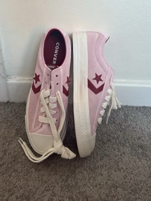 Rosa Converse One Star sneakers - Snygga Converse One Star sneakers i ljusrosa mocka med vinröda detaljer och stjärnlogga på sidan. Klassisk vit sula. Perfekta nu till våren 💛💛 