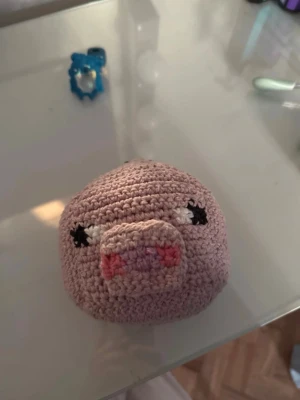 Virkad minecraft  nyckelring gris - Söt handvirkad nyckelring, säljer den då den ej kommer till användning. Kan pruta priset vid snabb affär!!