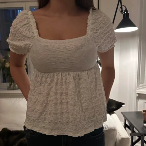 Vit sommar topp - Jätte fin topp från Gina tricot i storlek 158/164 passar xs också, kommer inte till nån användning för mig längre 