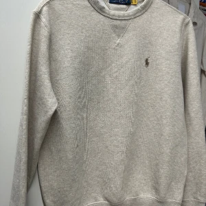 Polo sweatshirt  - Andvänd 3 gånger. Den är köpt från polo och den är XS