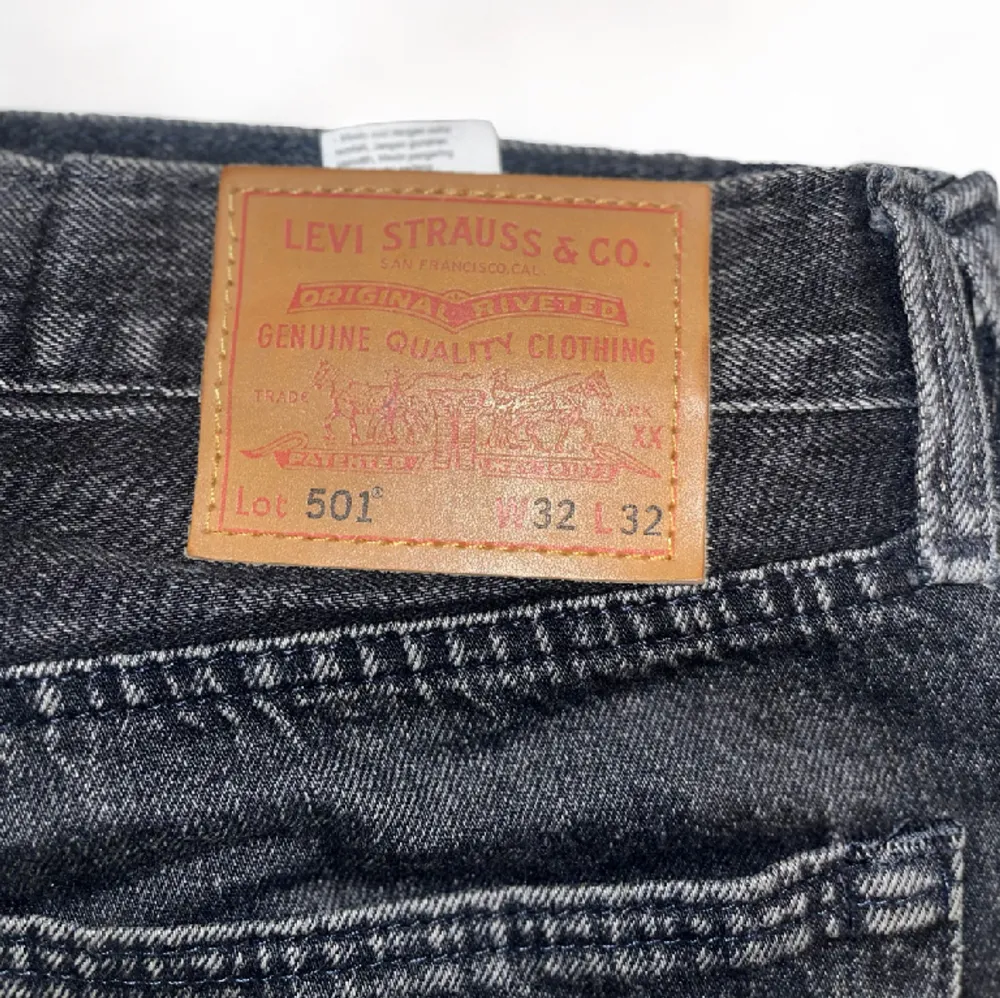 Levis jeans 501 i svart/mörkgrå färg. Fint skick och är i storleken 32/32. Nypriset ligger på 1099kr, köp för endast 499kr. Jeans & Byxor.