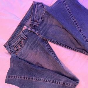 True Religion jeans - Säljer dessa trueys som jag köpte på Sellpy för ett tag sen, jeansen är använd ett fåtal gånger och är i bra skick🤗 Är cirka 162 lång och dem  passar mig rätt så bra i längden💓