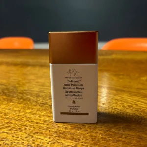 Drunk Elephant D-Bronzi drops - Drunk Elephant D-Bronzi drops ger dig ett bronzi ansikte och ett lite glowi. Du kan tex blanda den med en dagkräm. Jag köpte den för 349 kr på Sephora. Jag har använt den 1 gång så den är nästan helt oanvänd.
