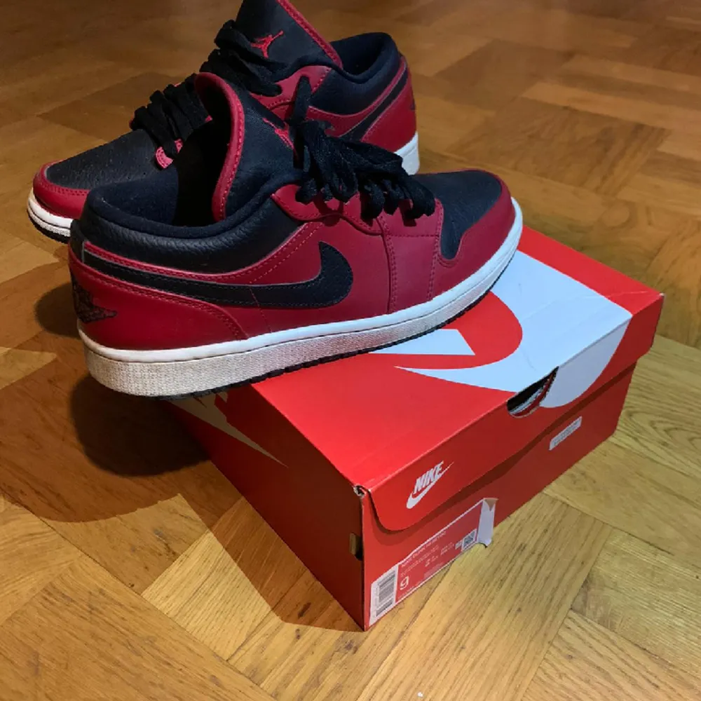 Jordan 1 low stl 42, skicket är fint och är knappt använda sedan köp. Stilen passar inte mig längre.  Köpta på JD i Stockholm. Skor.