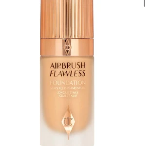 CHARLOTTE TILBURY - Charlotte Tilbury Airbrush flawless foundation. Köpt på nk. Säljer pågrund av fel färg.  Har endast pumpat ut 1 pump från den och då upptäckte det va fel färg för mig.  Färg ”7.5 Warm/Chaud”  Förpackning finns kvar.  Ny pris - 580kr