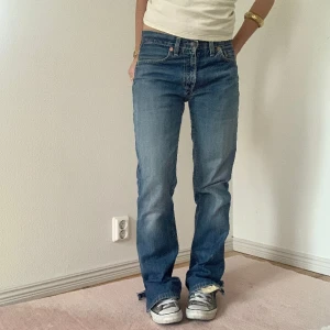Levis jeans - Midjemått 37 cm • Innebenslängd 79 cm • jag är 165 • har en slit längt ner