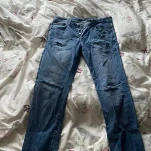 Ett par jeans som bara har legat i min garderob. Bra skick. Lågmdidjade och går ut längst ner i benen. Inte skinny jeans. 