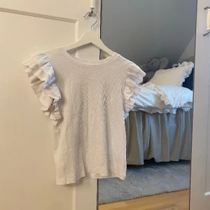 Volang tröja - Vit volang tröja🤍använd fåtal gånger därav väldigt fint skick! storlek 170≈S