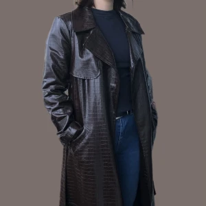 Trenchcoat i läderimitation  - Trenchcoat i läderimitation, lite ormmönstrad textur. Från river island