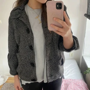 Trekvartsärmad jacka - Lägger ut igen! Säljer denna så najs trekvartsärmade jacka/kappa då den ej kommer till användning längre tyvär. Superfin till hösten❤️