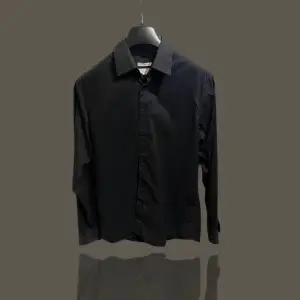 Säljer stilig svart skjorta i fint skick från These Glory Days. Nypris: 1100kr. Mitt pris: 400kr. Inga skavanker så vitt ögat kan se. Vid frågor eller behov av fler bilder hör av er‼️