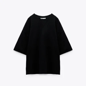 T-shirt  - Säljer nu denna otroligt coola, trendiga, eftertraktade t-shirt från zara med prislapp kvar! Den är alltså helt ny och endast testad men den passade tyvärr inte. Den är i strl S men ganska stor i storleken. HELT SLUTAÅLD PÅ HEMSIDAN💗