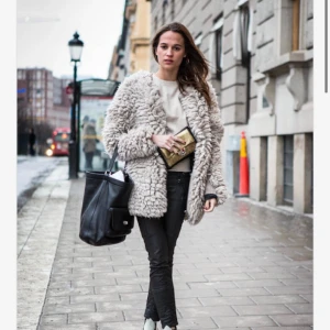 Dagmar jacka - Fantastisk jacka från Dagmar i 70% ekologisk ull, 30% alpacka ull och 100% viskos. Utmärkt skick och perfekt till kallare väder. Se första bilden för Alicia Wikander med jackan på!  Storlek s Priset är diskuterbart☺️