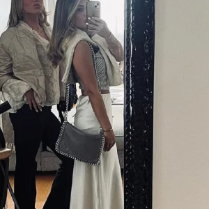 Intressekoll Tiamo väska - Grå väska från tiamo i fint skick, den stora modellen🤍