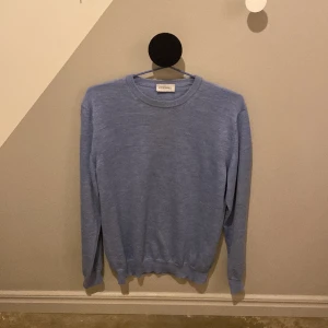 Rosewall Tröja  - En stilren fin stickad tröja från Rosewall Stockholm. 100% merino ull. Storlek L men passar också M.Tröjan är i bra skick. Hör av er vid frågor eller funderingar! 