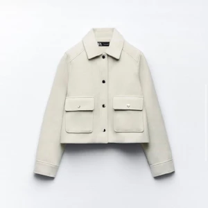 Vit kappa zara - En jättefin vit kort kappa från zara, helt oanvänd och har inga defekter alls. Säljer då jag inte tycker den passar på mig 🤍😁 