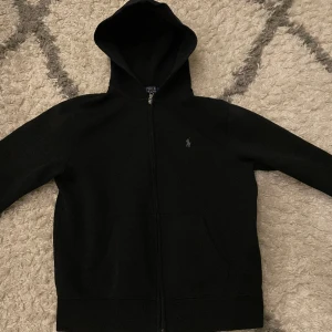 Ralph lauren zip up - Hej, säljer nu min Ralph lauren zip, den är använd men man ser inga större tecken på användning och den har jätte bra skick. Storleken är 160 och jag är 165 o den är lite för liten för mig. Skriv privat för mer bilder och info. Ny pris 1700 Mvh: Max 
