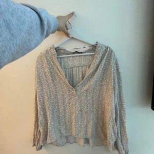 Blus - Vit blus med blommor som är supersöt till sommaren!🤗Är i storlek 44 men skulle mer säga xs/s!!