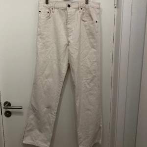 Vita jeans från Urban Outfitters i storlek 30/32.  Aldrig använda, dock testade flertalet gånger, aningen små i storleken!