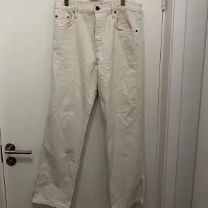 Vita jeans från Urban Outfitters i storlek 30/32.  Aldrig använda, dock testade flertalet gånger, aningen små i storleken!