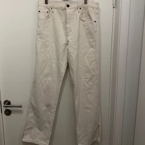 Vita jeans - Vita jeans från Urban Outfitters i storlek 30/32.  Aldrig använda, dock testade flertalet gånger, aningen små i storleken!