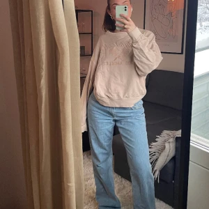 Collegetröja - Jättefin mysig!! Lite skrynklig men endast använd ett fåtal gånger❤️