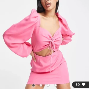 Klänning - Superfin klänning från ASOS!! Perfekt till fest/festival Fanns bara strl M kvar så har sytt in den lite i midjan men säljer den nu då jag inte har så många fler tillfällen att använda den på❤️köpte för 429kr