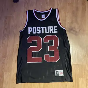 Säljer en vintage basketboll tröja från Vailent Clothing posture supreme