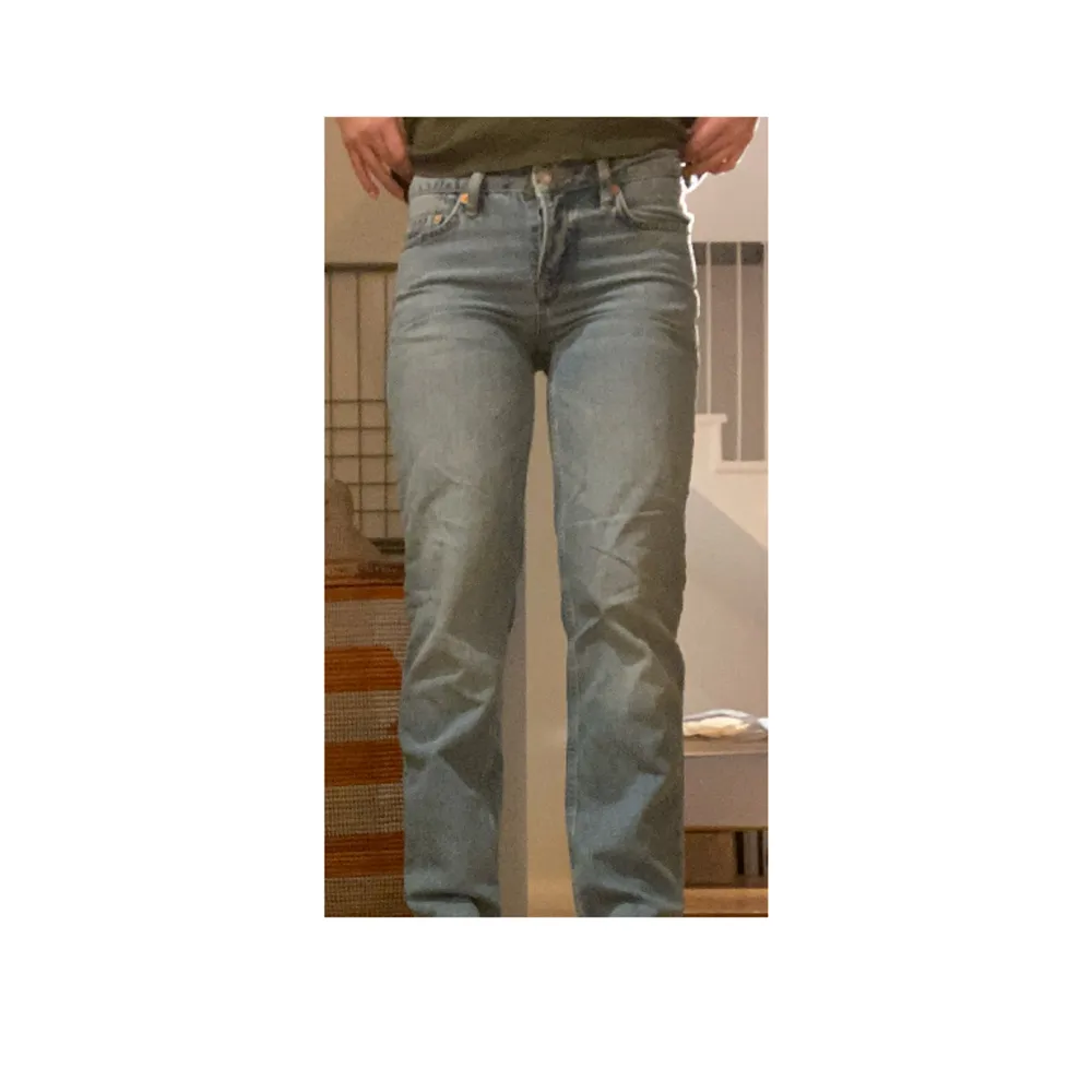 Lågmidjade straight jeans från lager 157, storlek xs De är klippta där nere, och passar mig som är 160 i längden perfekt💞  . Jeans & Byxor.