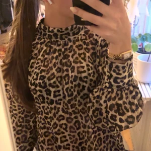 Blus - En leopardmönstrad blus! Jätte fint skick då den knappt kommit till användning! Köparen står för frakt!💖storlek: M men passar även som S!