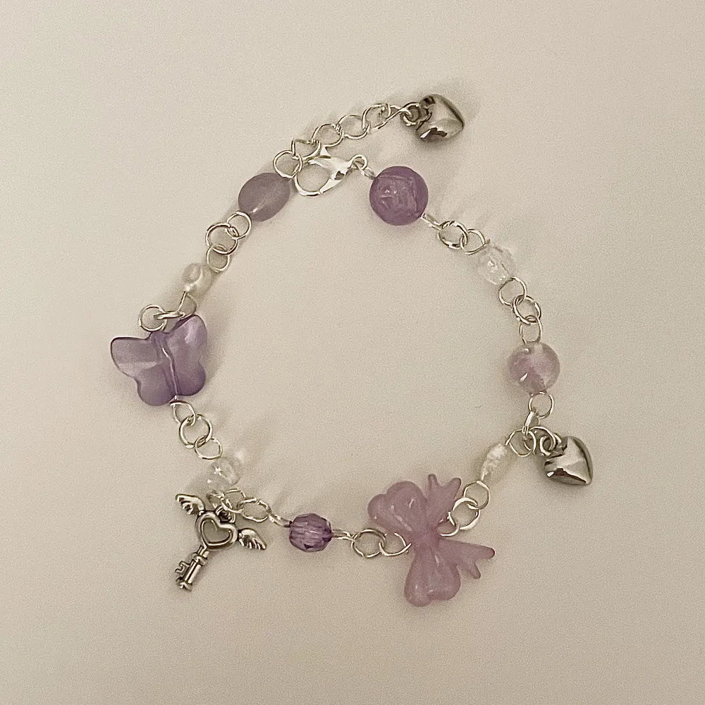 Fint handgjort armband med lila pärlor. Tryck på köp nu om du vill köpa💜. Accessoarer.