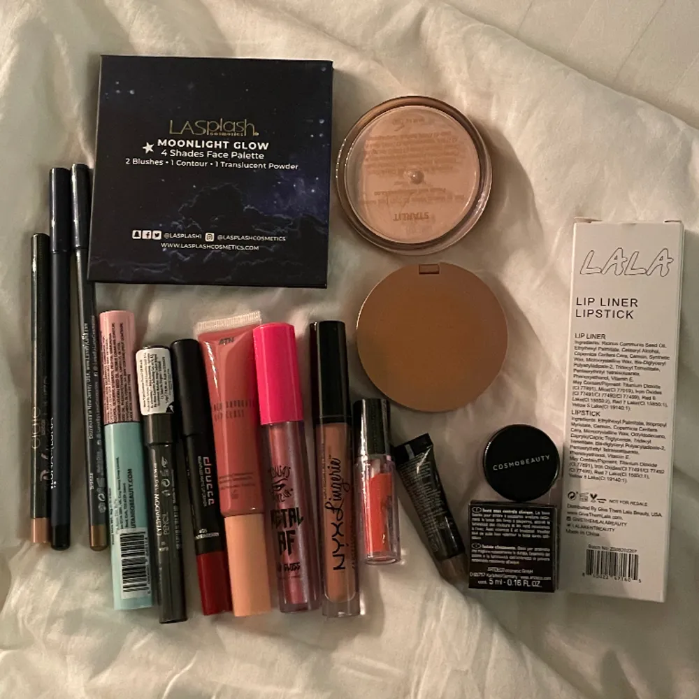 Blandade sminprudokuter ifrån varierade märken. Bla. MakeUpMekka, LASplash, Cosmobeauty, Note och NYX m.m. Alla produkter är oanvända. Allt går att köpa styckvis, skriv isåfall ett dm på Plick.🩷  OBS! Paletten är såld OBS! Floss läppglansen är sålt🩷. Skönhet.