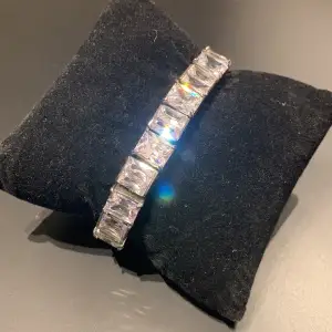Diamantarmband i silver med strass och stenar runt hela (inte äkta om någon undrar) 