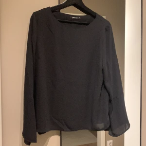 Blus från ginatricot  - Blus från ginatricot. Storlek 38. 