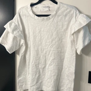 Topp - Supersöt topp från Nelly. Nypris är 299kr och är slutsåld i alla storlekar. Säljer för 139 men pris kan diskuteras 