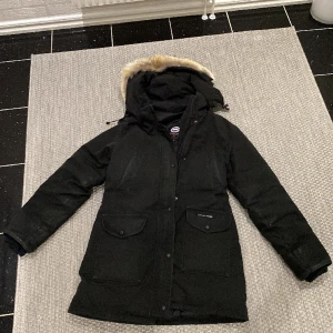 Canada goose jacka - Äkta Canada goose jacka med Helt okej skick som det syns på bild. 