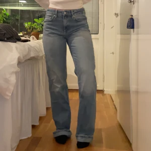 Zara jeans - Sjukt snygga jeans fråm zara. Långa i benen så för mig som är 167cm måste jag vika upp dom, lika snyggt det också dock! 