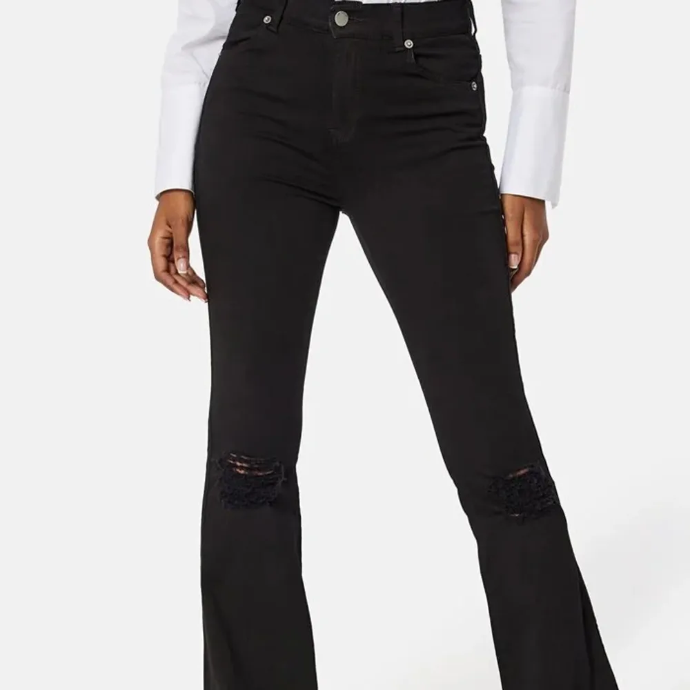 Dr denim Bootcut jeans med slitningar i knäna, har i vitt också. Längd: 100 cm. Resår i midjan. För stora för mig som är 157 så passar ngn som är ksk 165. Nypris: 500kr, mitt pris 199kr. Jeans & Byxor.