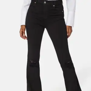 Dr denim Bootcut jeans med slitningar i knäna, har i vitt också. Längd: 100 cm. Resår i midjan. För stora för mig som är 157 så passar ngn som är ksk 165. Nypris: 500kr, mitt pris 199kr
