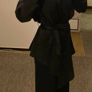 Tröja - En fin svart tröja som jag säljer för att den inte används. 