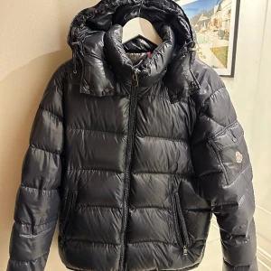 Moncler maya - Moncler maya färg blå,  Skick 9/10