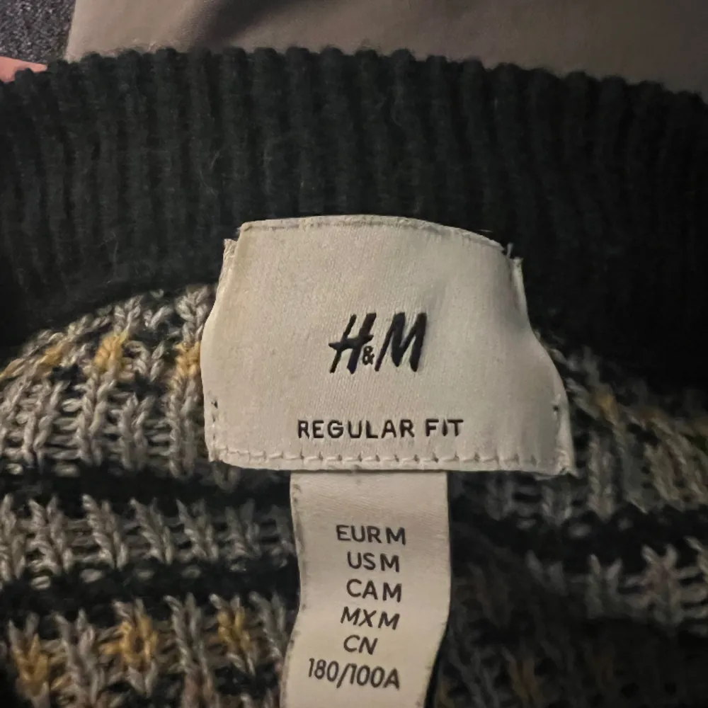 Säljer min stickade tröja från H&M. Säljer för att den inte passade. Har använt 3 gånger, Inga defekter och precis som ny 🩷köparen står för frakt och skriv vid intresse elr fler frågor 🩷. Hoodies.