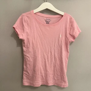 Polo ralph lauren tröja - Jag säljer min polo ralph lauren tröja pga att den är för liten. Den har ett väldigt skönt material och den är använd fåtal gånger och är i väldigt fint skick. Jag säljer denna tröjan för 200kr men pris kan även diskuteras. Köparen står för frakt!💞