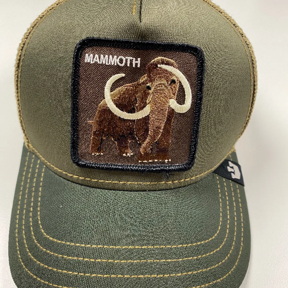 Säljer denna exklusiva Mammut keps 🧢 från Gooring Bros som inte går att få tag på längre (du kan kolla upp), samt aldrig lanserats i Europa | Kepsen är aldrig använd och alla lappar och taggar sitter självklart kvar.   |  Nytt pris: 899   | Mitt pris: 399. Accessoarer.