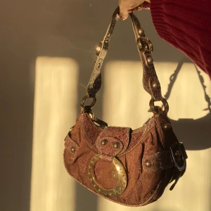 Guessväska💕 - Säljer denna äkta guessväska som är perfekt nu till senvintern och våren🤩Superfint skick utvändigt lite smutsigt invändigt!✨