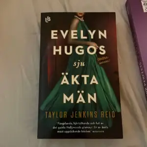 Säljer den virala boken ” Evelyn Hugos sju äkta män”. Har läst om flera gånger, rekommenderar starkt. 