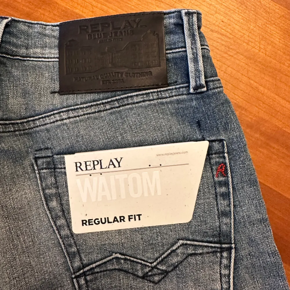 REPLAY jeans regular fit Waitom color 009 medium blue storlek 29 längd 30 Aldrig använda helt nya NYPRIS 1799 Kr finns kvitto. Jeans & Byxor.