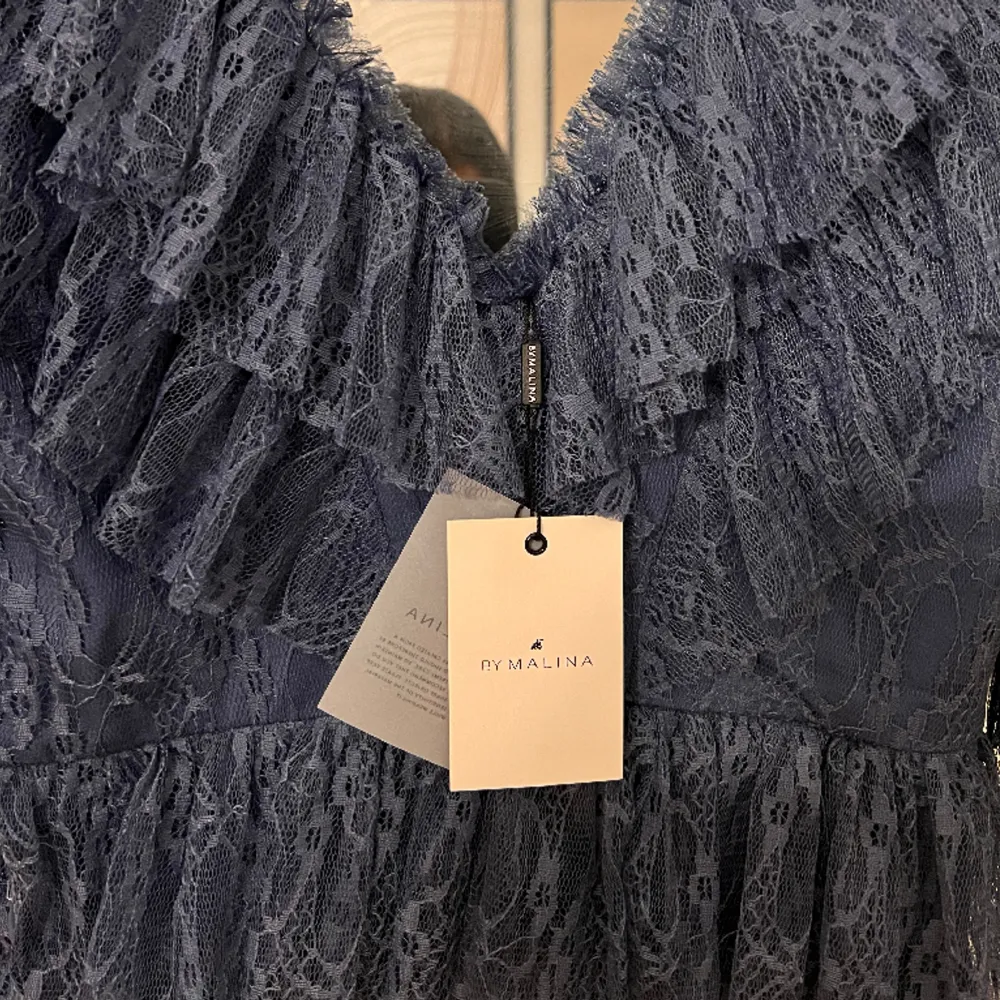 Säljer en helt ny by malina klänning med prislapp på! . Klänningar.