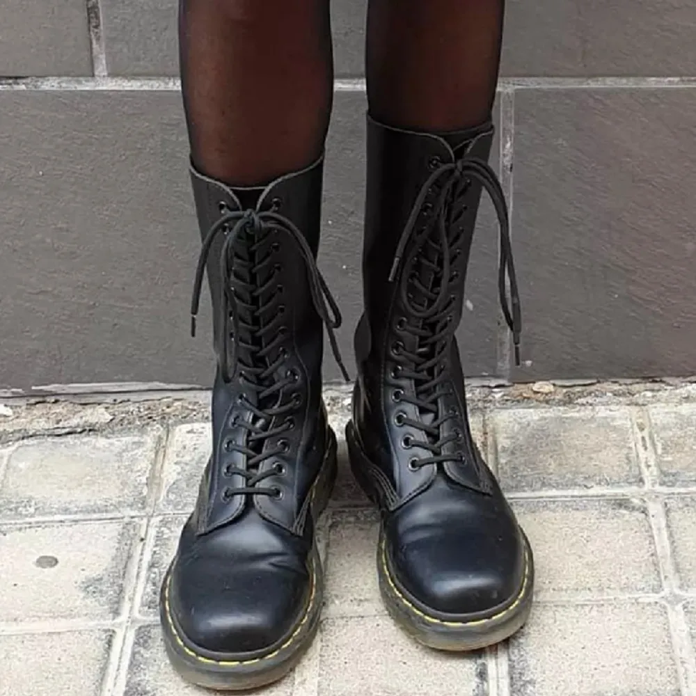 Super coola dr martens skor! Dom är nästan helt nya och använda max 5 gånger! Säljer då dom tyvärr är en storlek för små på mig! Ny pris ligger på 2.300kr. Kengät.